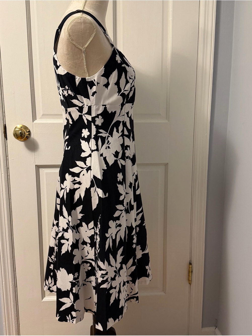 American Living 97% Cotton Black & White Floral V-Neck Sleeveless Dress, Size 6 - Picture 5 of 8